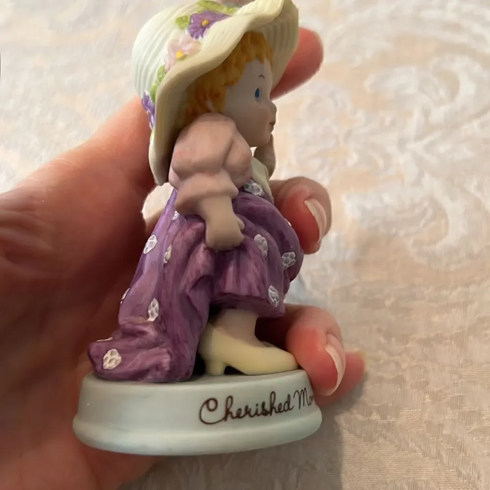 Vintage Avon 1983 “Cherished moments last forever” porcelain figurine EVC